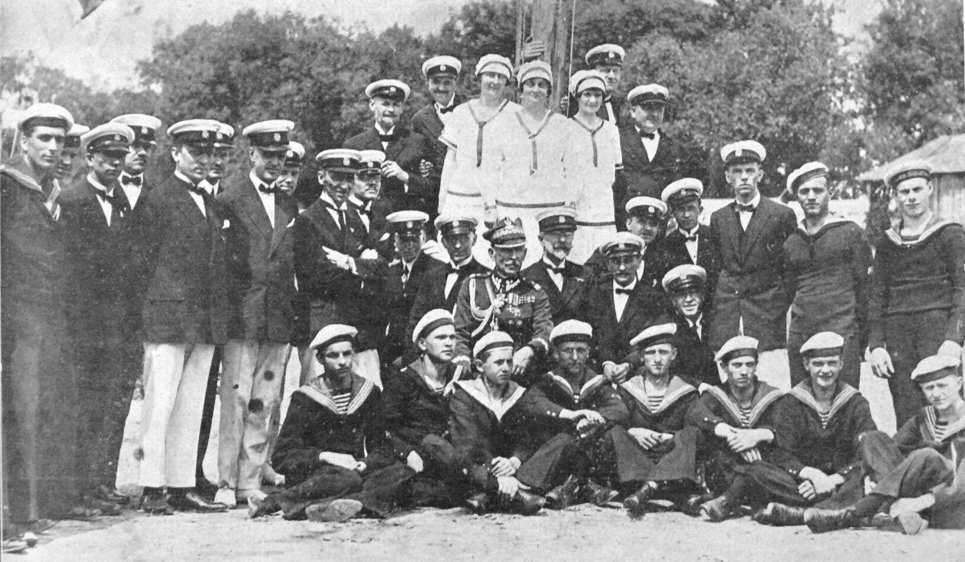 Zarząd i członkowie Yacht Klubu Polski z kadrą żeglarską (fot. R. Walter, źródło: archiwum PZŻ)